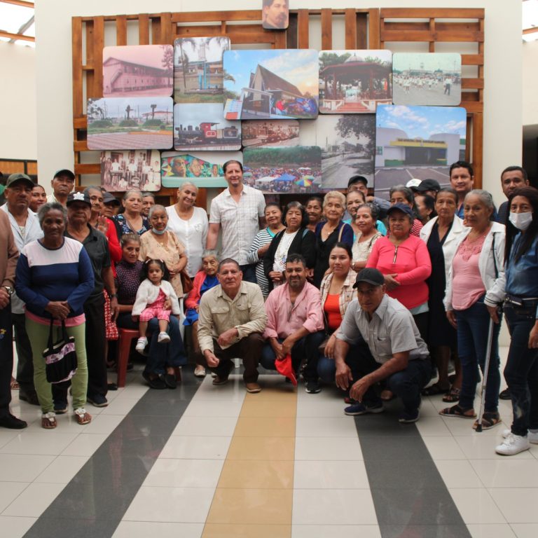 ADULTOS MAYORES DEL SECTOR LA ISLA DISFRUTARON DE HERMOSO PASEO 27 Oct